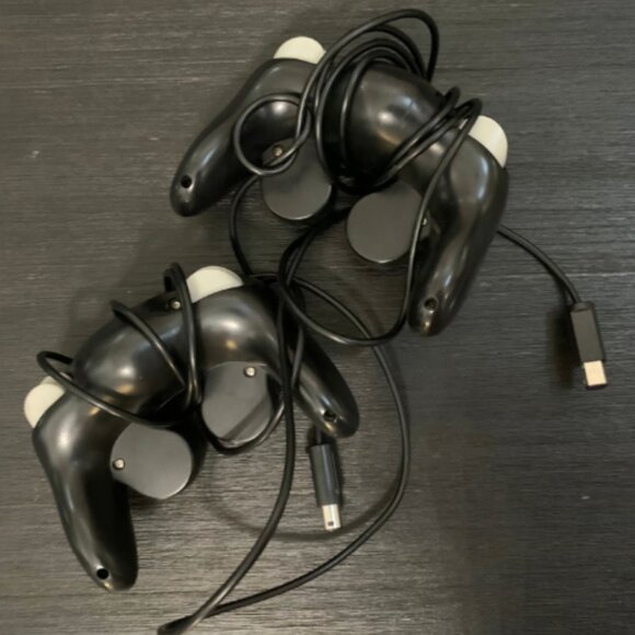 2 Nintendo GameCube controllers - Picture 2 of 5